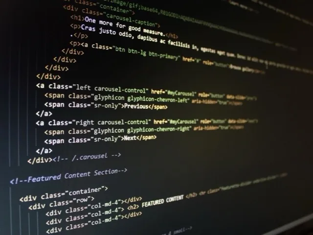 Junior Java backend fejlesztő REST API-t tesztel a monitoron