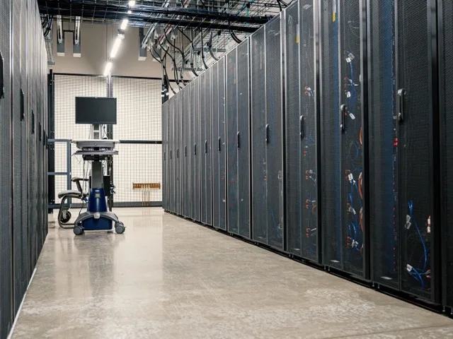 Szerverterem és háttérrendszer közelről, backend infrastruktúra
