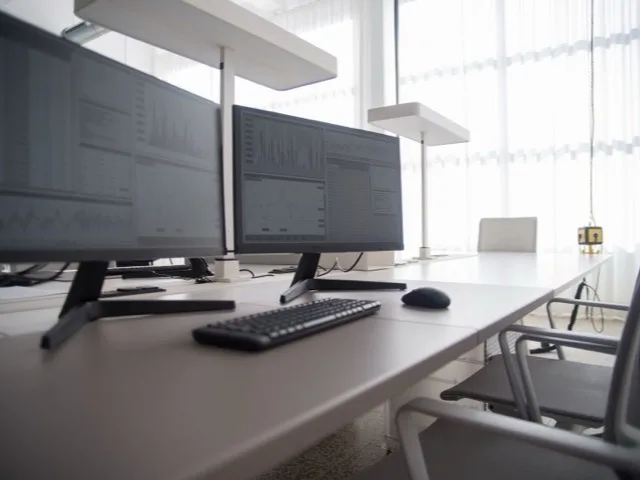 Junior Java backend fejlesztő több monitoron dolgozik a kódon